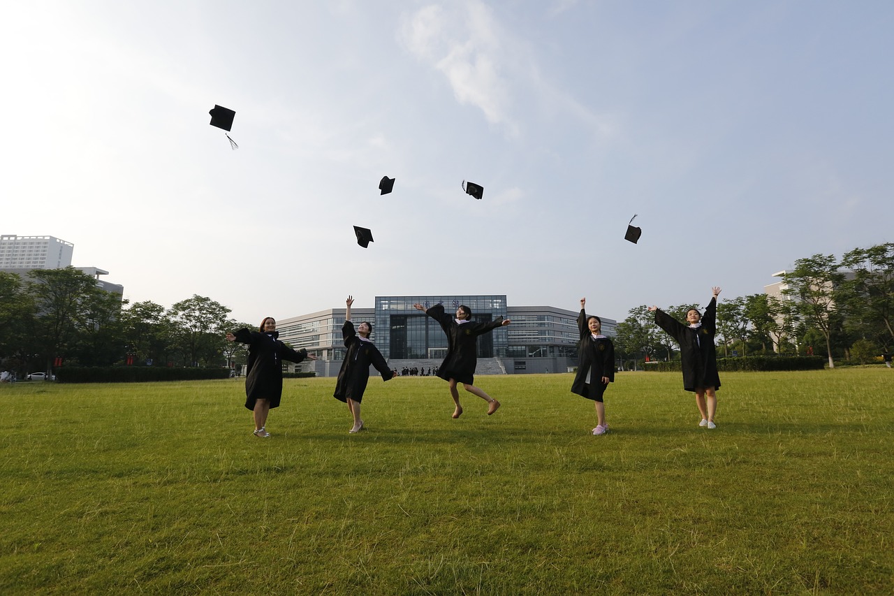 徐卓一、陈芋汐成同学，同窗之谊与青春记忆