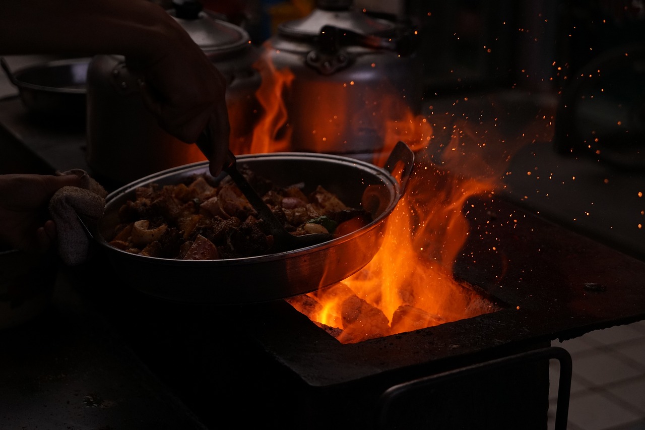 爱吃“穷鬼饱饭”的打工人，盯上了菜市场“代炒菜”